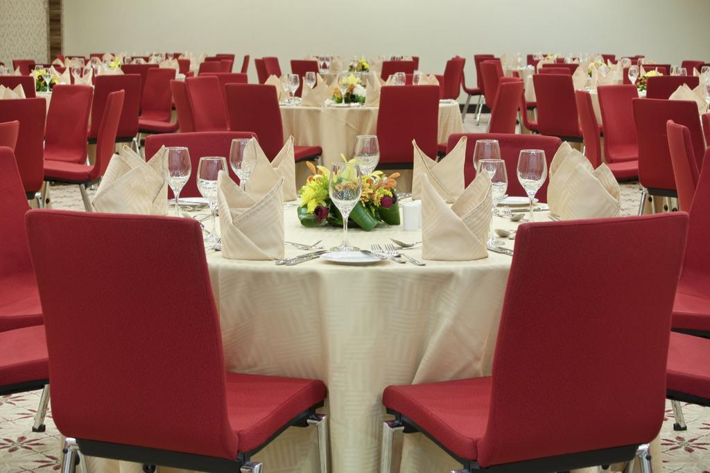Hilton Garden Inn Riyadh Olaya Restaurant photo