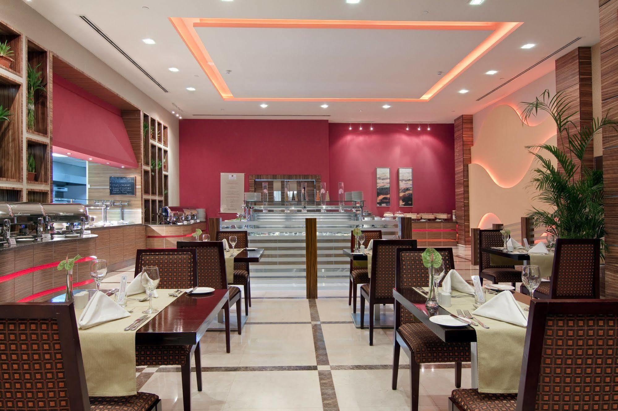 Hilton Garden Inn Riyadh Olaya Restaurant photo